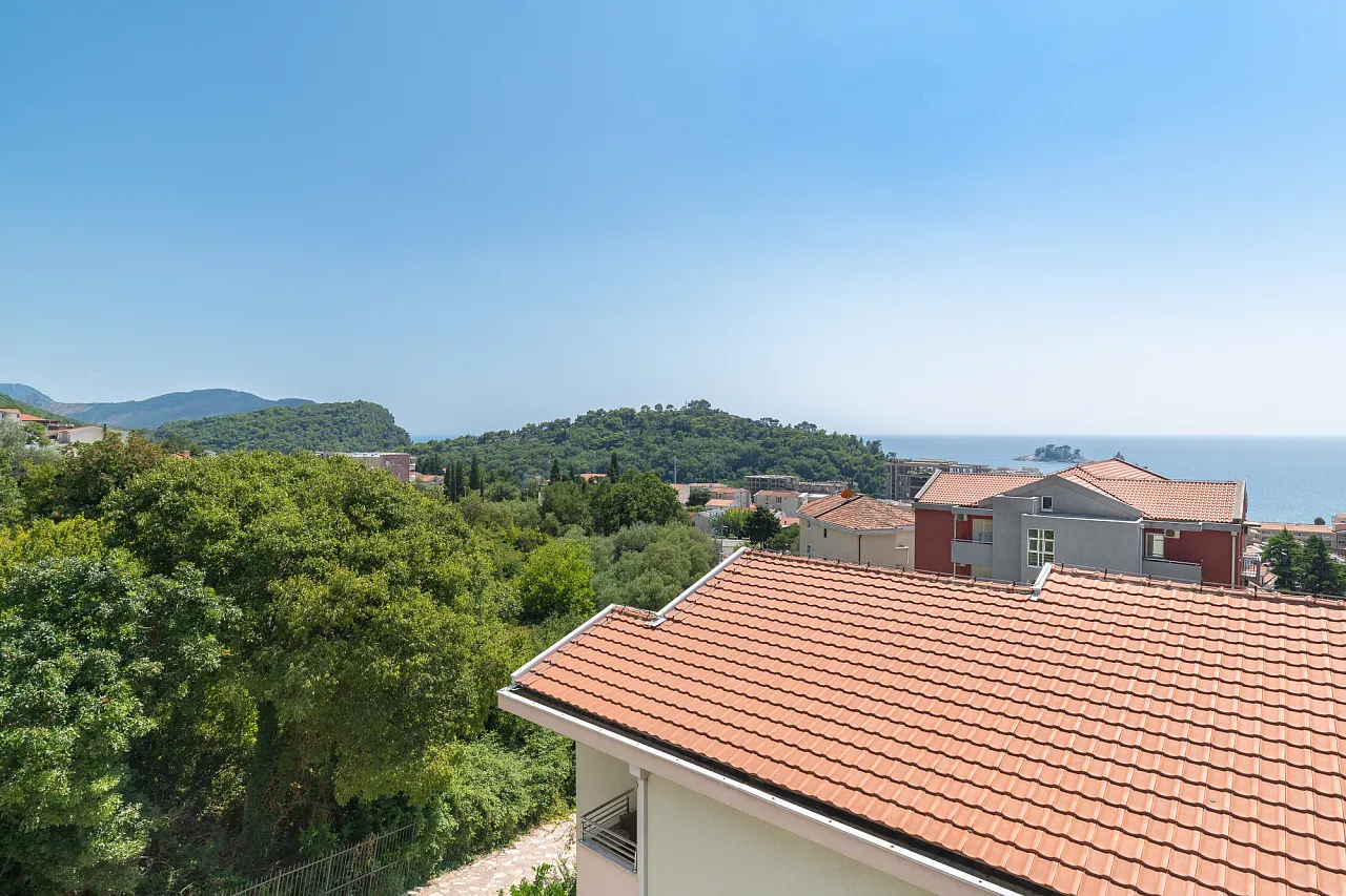 Geräumige 2-Zimmer-Wohnung mit Garage in Petrovac – 77 m²
